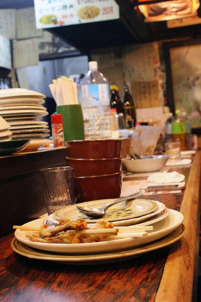 Lege borden en kopjes bij traditionele Izakaya — Stockfoto