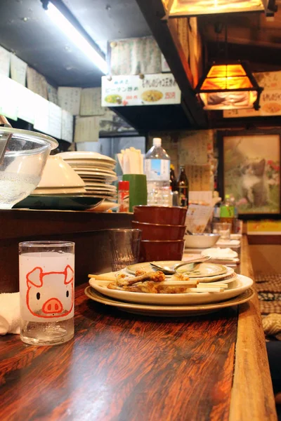 伝統的な居酒屋の空の皿とカップ — ストック写真
