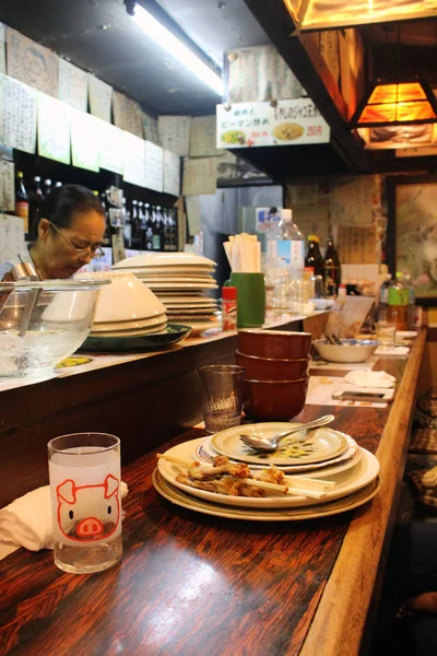 Empty plates and cups at traditional izakaya — Stock Photo, Image