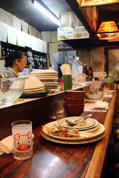 Lege borden en kopjes bij traditionele Izakaya — Stockfoto