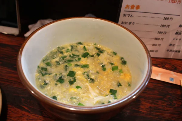 Japanse ratjetoe stamppot met rijst en ei geserveerd in tradi — Stockfoto