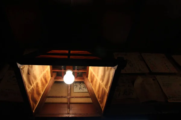 De lamp in een traditionele Japanse Izakaya, met een menu en r — Stockfoto