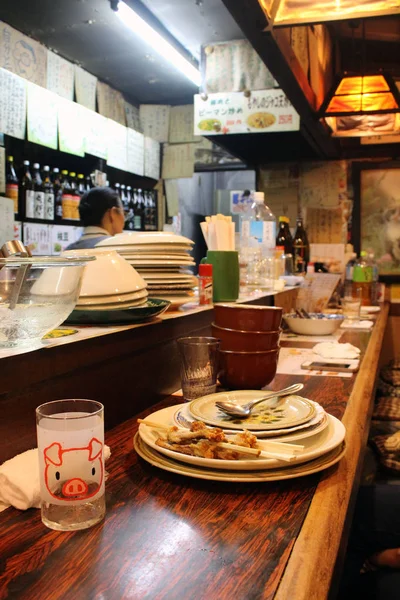 Lege borden en kopjes bij traditionele Izakaya — Stockfoto