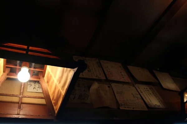 De lamp in een traditionele Japanse Izakaya, met een menu en r — Stockfoto