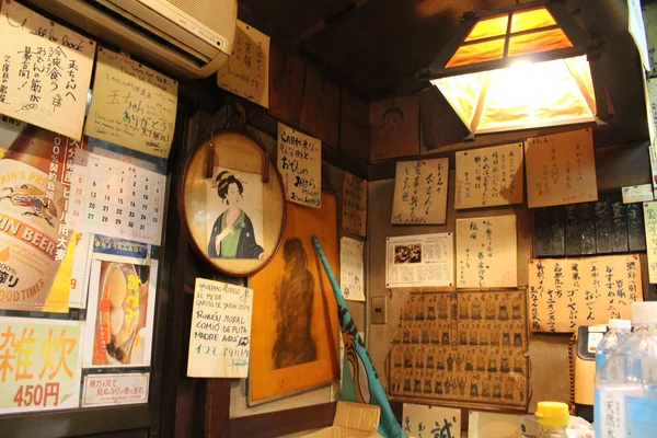 El ambiente en el tradicional izakaya japonés, lleno de testimonios — Foto de Stock