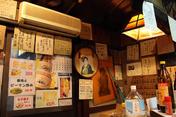 L'atmosphère à izakaya japonais traditionnel, plein de témoignages — Photo