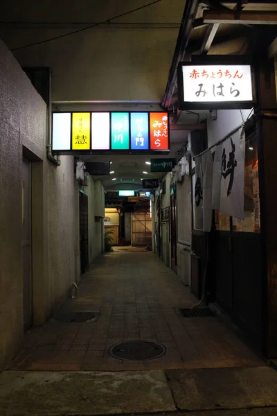 Tradycyjna japońska Izakaya, ukryta w alei w Beppu — Zdjęcie stockowe