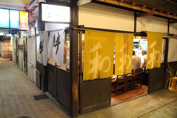 De traditionele Japanse Izakaya, verborgen onder de trap — Stockfoto