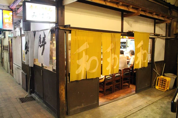 階段の下に隠された日本の伝統的な居酒屋 — ストック写真
