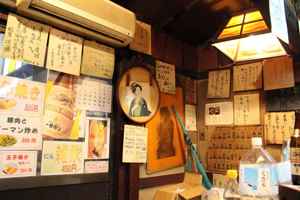 Die Atmosphäre im traditionellen japanischen Izakaya, voller Zeugnisse — Stockfoto