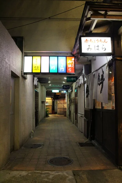 O izakaya japonês tradicional, escondido no beco em Beppu — Fotografia de Stock