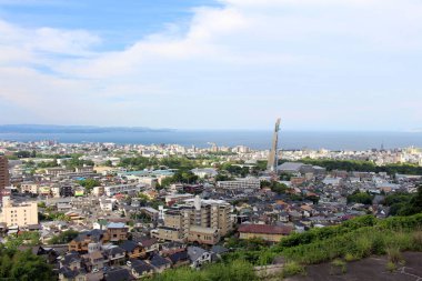 Beppu şehrinin panoramik manzarası, kulesi ve Japonya 'nın Oita ilindeki deniz gezisi. Nisan 2019 'da çekildi..