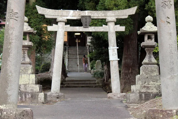 人们从日本别府的一座日本神龛Ikime Jinja的楼梯上走下来 2019年6月拍摄 — 图库照片