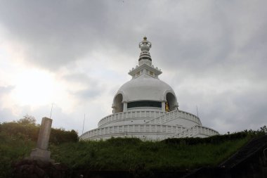 Japonya 'nın Beppu kentindeki Myohoji tapınağındaki beyaz stupa ve anıt. Haziran 2019 'da çekildi..