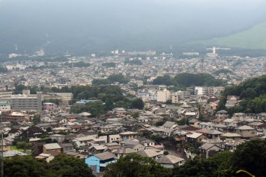 Japonya 'daki Myohoji Tapınağı' ndan alınan Onsen kasabası Beppu 'ya bakın. Haziran 2019 'da çekildi..