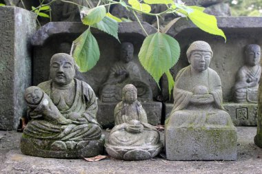 Bir Japon tapınağında Buda ve Jizo heykeli..