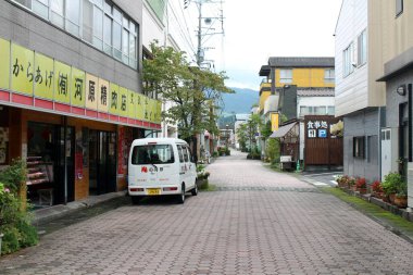 Yufuin 'in Hananoki caddesi, bir Japon taarruz noktası. Haziran 2019 'da çekildi..