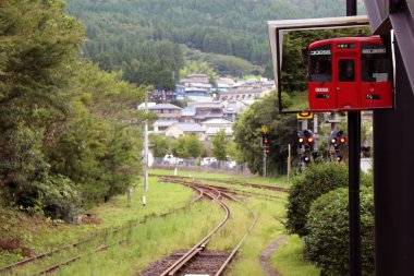 Japonya, Oita 'daki Yufuin İstasyonu' nda kırmızı tren duruyor. Haziran 2019 'da çekildi.