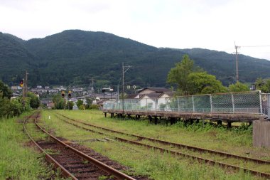 Yufuin istasyonunda treni bekliyor. Oita, Japonya 'da Haziran 2019' da çekildi..