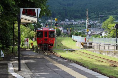 Japonya, Oita 'daki Yufuin İstasyonu' nda kırmızı tren duruyor. Haziran 2019 'da çekildi.