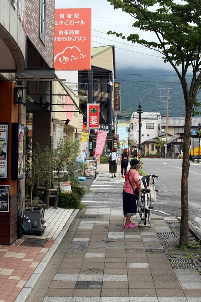 Locales Turistas Caminando Por Ciudad Yufuin Destino Onsen Tomado Junio —  Fotos de Stock