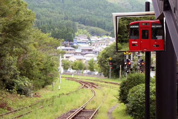 Roter Zug Hält Bahnhof Yufuin Oita Japan Aufnahme Juni 2019 — Stockfoto