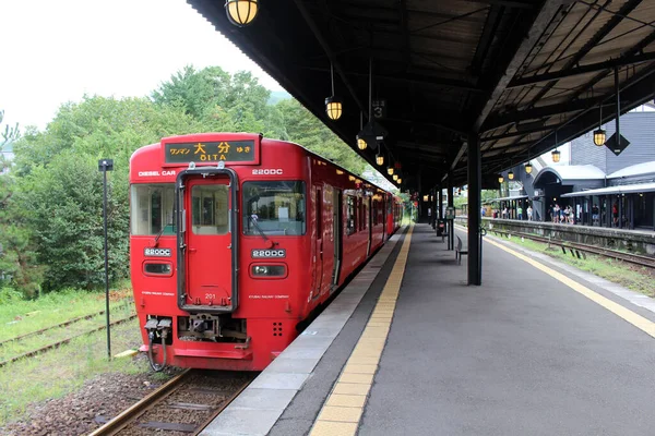 大分県の湯布院駅に停車する赤い列車 2019年6月撮影 — ストック写真