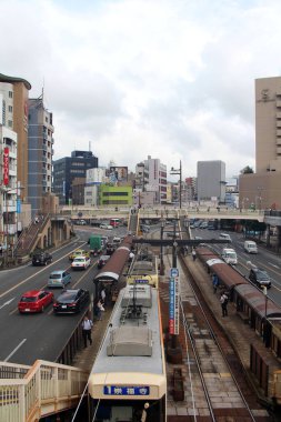 Japonya 'daki Nagasaki istasyonunun önündeki toplu taşıma sistemi. Ağustos 2019 'da çekildi..