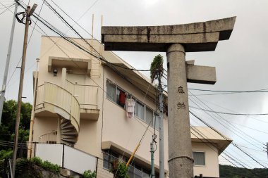 Çeviri: bir bacaklı torii kapısı (Shinto), hala duruyor. Ağustos 2019 'da çekildi..