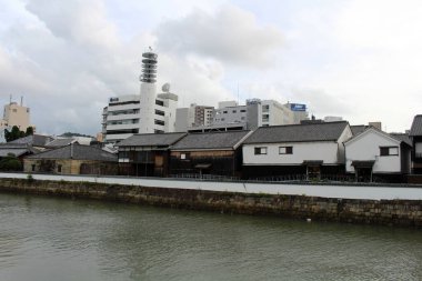 Nagasaki 'deki Edo Dönemi' nde nehrin kıyısındaki Dejima duvarında. Ağustos 2019 'da çekildi..