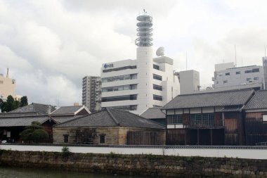 Nagasaki 'deki Edo Dönemi' nde nehrin kıyısındaki Dejima duvarında. Ağustos 2019 'da çekildi..