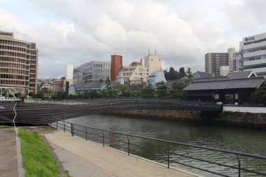 Nagasaki 'deki Edo Dönemi Dejima köprüsünü nehir kıyısına bağlıyor. Ağustos 2019 'da çekildi..