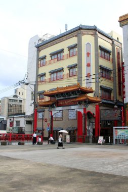 Nagasaki Shinchi Çin Mahallesi 'nin gündüz kapısı. Ağustos 2019 'da çekildi..