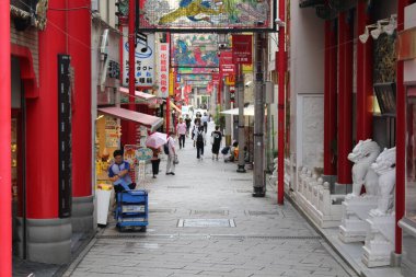 İnsanlar gündüz vakti Nagasaki Shinchi Çin Mahallesi 'nde dolaşıyorlar. Ağustos 2019 'da çekildi..