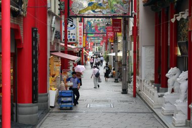 İnsanlar gündüz vakti Nagasaki Shinchi Çin Mahallesi 'nde dolaşıyorlar. Ağustos 2019 'da çekildi..