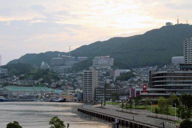 Öğleden sonra Nagasaki 'deki otoparkta arabalar var. Ağustos 2019 'da çekildi..