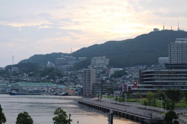 Öğleden sonra Nagasaki 'deki otoparkta arabalar var. Ağustos 2019 'da çekildi..