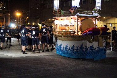 Nagasaki 'nin Japon halkı kültürü teknenin bir kopyasıyla kutluyor. Ağustos 2019 'da çekildi..