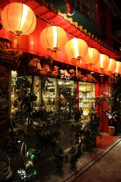 Lanternes Devant Une Célèbre Boutique Poupées Totoro Nagasaki Chinatown Prise — Photo