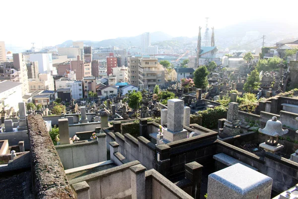 Японский Кладбищный Комплекс Холмистом Нагасаки Видом Церковь Мучеников Взято Августе — стоковое фото