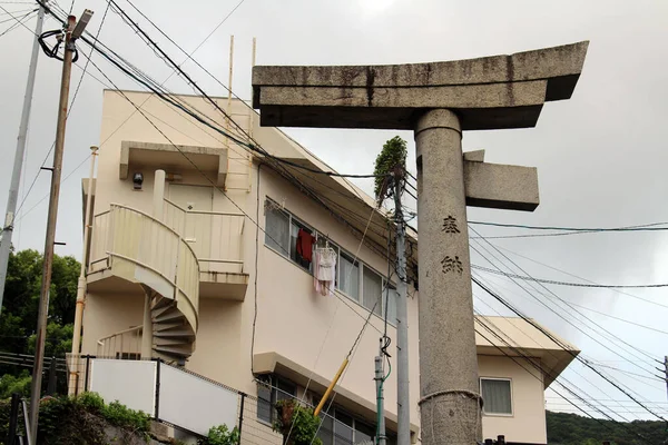 Çeviri: bir bacaklı torii kapısı (Shinto), hala duruyor. Ağustos 2019 'da çekildi..