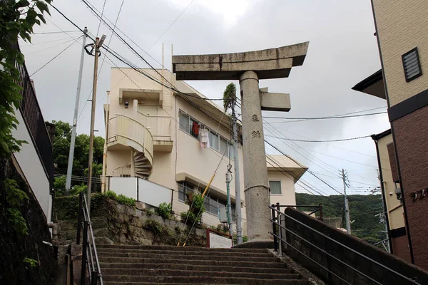 Μετάφραση Ένα Πόδι Torii Πύλη Shinto Που Εξακολουθεί Στέκεται Τραβήχτηκε — Φωτογραφία Αρχείου