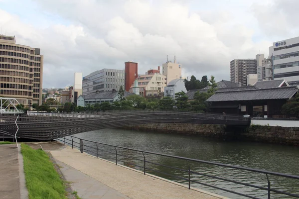 Nagasaki 'deki Edo Dönemi Dejima köprüsünü nehir kıyısına bağlıyor. Ağustos 2019 'da çekildi..
