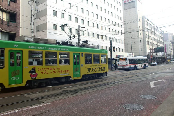 Nagasaki 'den geçen yeşil tramvay. Ağustos 2019 'da çekildi..