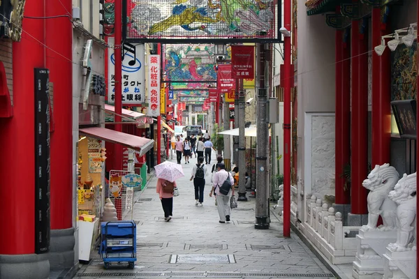 İnsanlar gündüz vakti Nagasaki Shinchi Çin Mahallesi 'nde dolaşıyorlar. Ağustos 2019 'da çekildi..