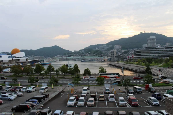 Öğleden sonra Nagasaki 'deki otoparkta arabalar var. Ağustos 2019 'da çekildi..