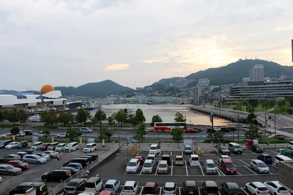 Öğleden sonra Nagasaki 'deki otoparkta arabalar var. Ağustos 2019 'da çekildi..