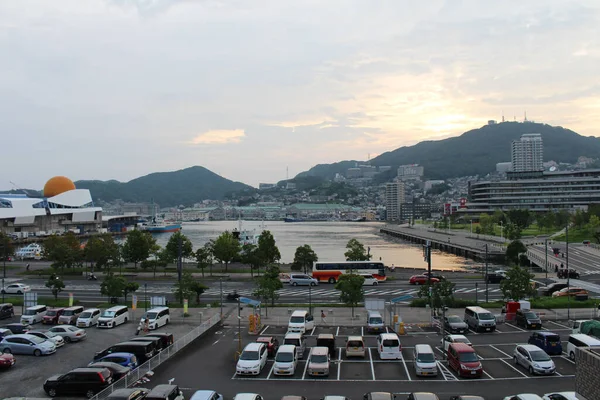 Öğleden sonra Nagasaki 'deki otoparkta arabalar var. Ağustos 2019 'da çekildi..