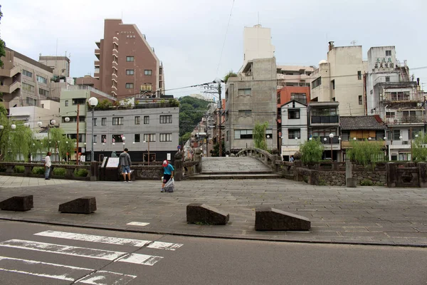 Japonya Nagasaki 'deki Meganebashi Köprüsü' nde plastik torbalar taşıyan bir çocuk. Eylül 2019 'da çekildi..