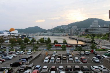 Öğleden sonra Nagasaki 'deki otoparkta arabalar var. Ağustos 2019 'da çekildi..